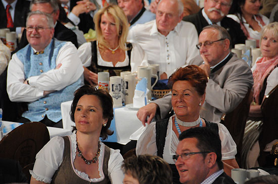 Publikum beim Maibock Anstich 2010 (©Foto: Ingrid Grossmann)